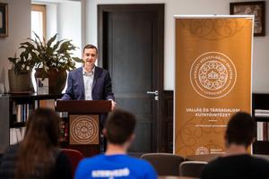 2_olosz_levente_embermentes_kenyszerpalyan_kotetbemutato_2026-2