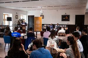 5_olosz_levente_embermentes_kenyszerpalyan_kotetbemutato_2026-2