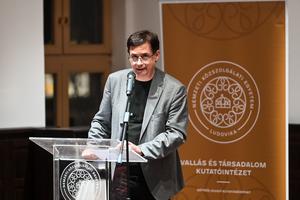 4_teologusok_a_modern_politikarol_2024-2